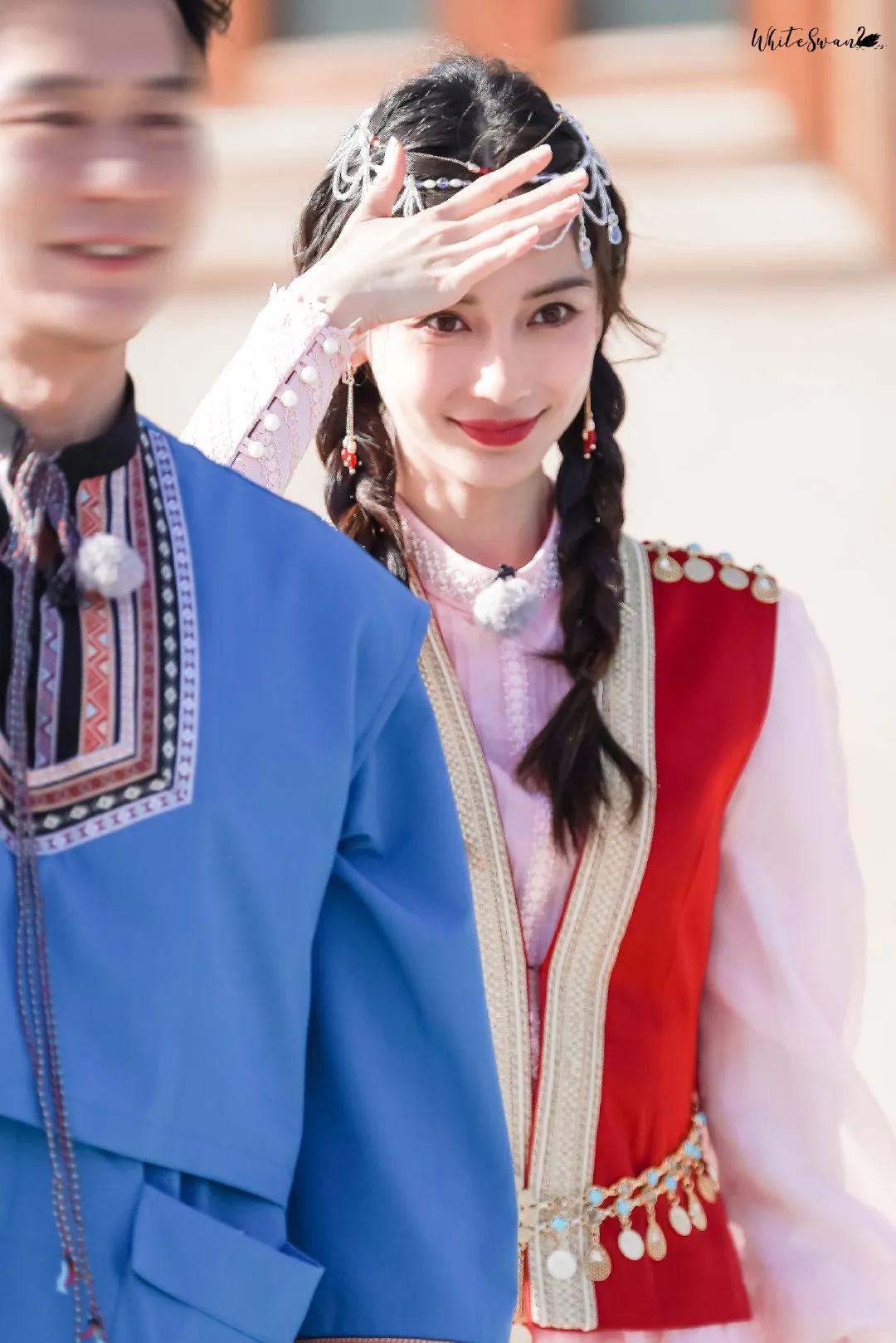 综艺《奔跑吧》直播截图中的baby小姐姐和新疆路透哦