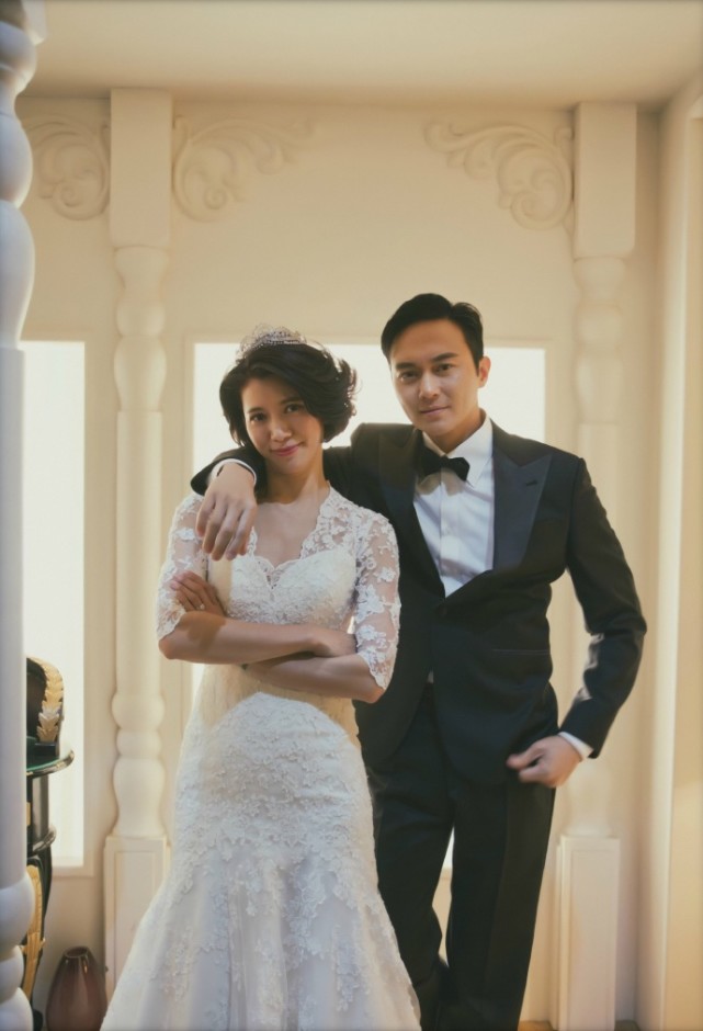 张智霖夫妇逛街，袁咏仪背名牌包手捧咖啡化妆师随行，好气派