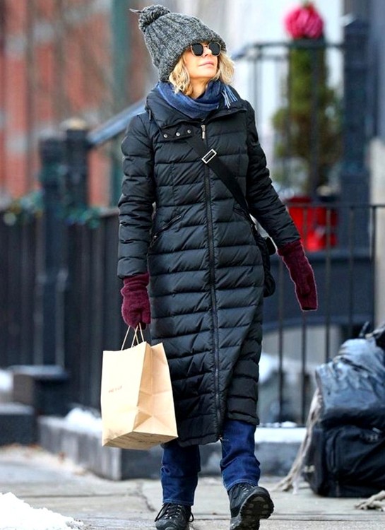 冬季穿搭重点肯定是保暖！50岁女人这样穿羽绒服真时髦，还暖和