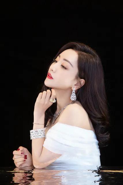 杨蓉曼妙美照