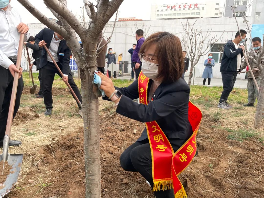 “擦亮树牌，灌溉希望”河工大附院青年志愿者携手共筑春的希望