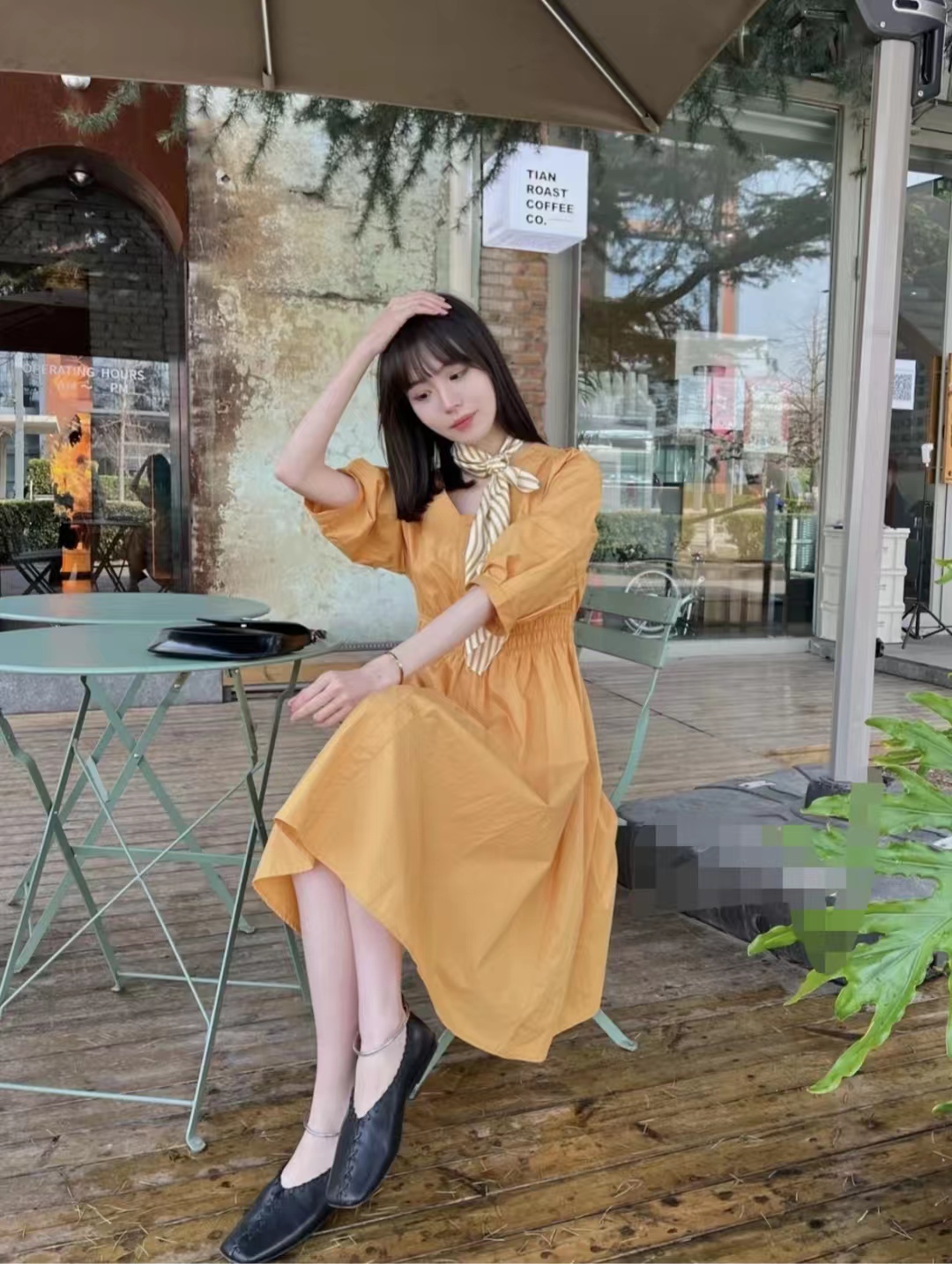 中年女性如何穿亮色连衣裙好看(中年女性如何穿亮色连衣裙好看图片)