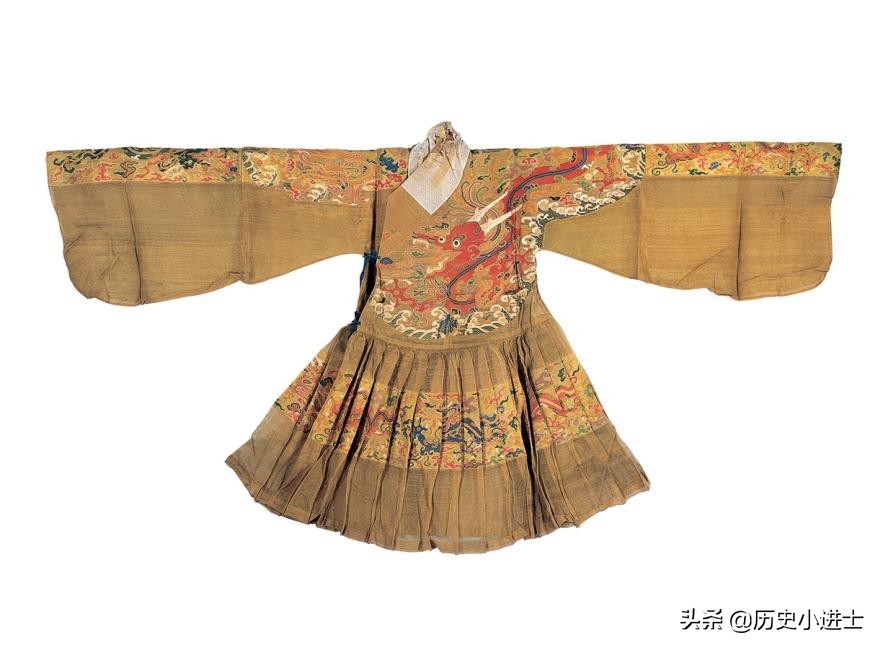 飞鱼服作为一种高等级的服装,既然可以御赐给锦衣卫,那么当然也可以