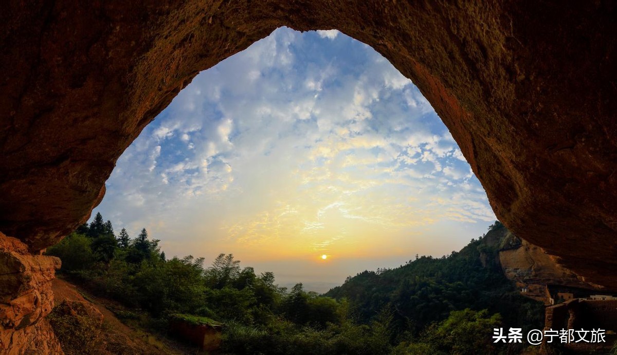 宁都翠微峰景区位于宁都县城西北郊2.