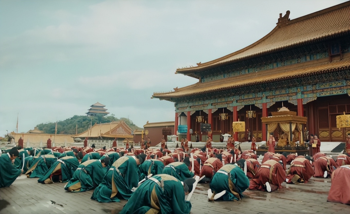 再观《山河月明》众多文武百官上朝的场景,官员着颜色各异的官服,站立