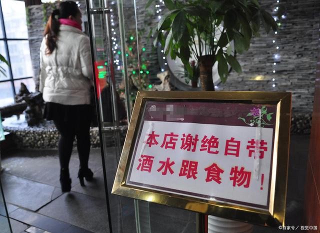 2020年，福建男子取钱被银行多给1万，拒绝返还称：离柜概不负责