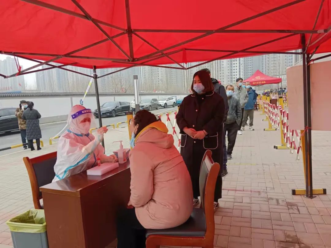 郑州市九院300名医护人员赴二七区、惠济区参加全民核酸检测采样