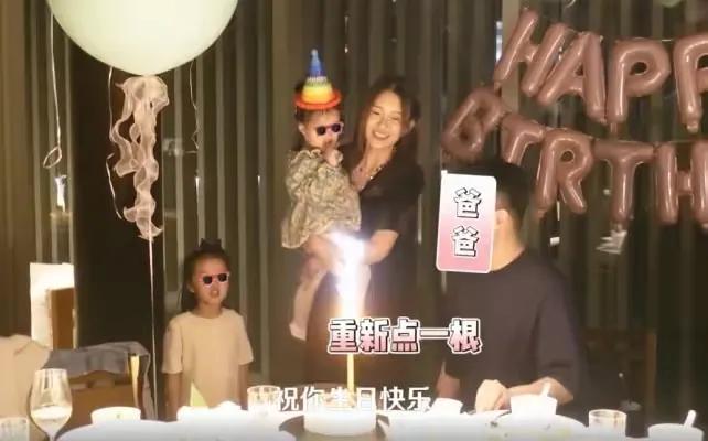 陈赫家俩女儿长大，夏日豪宅内玩水