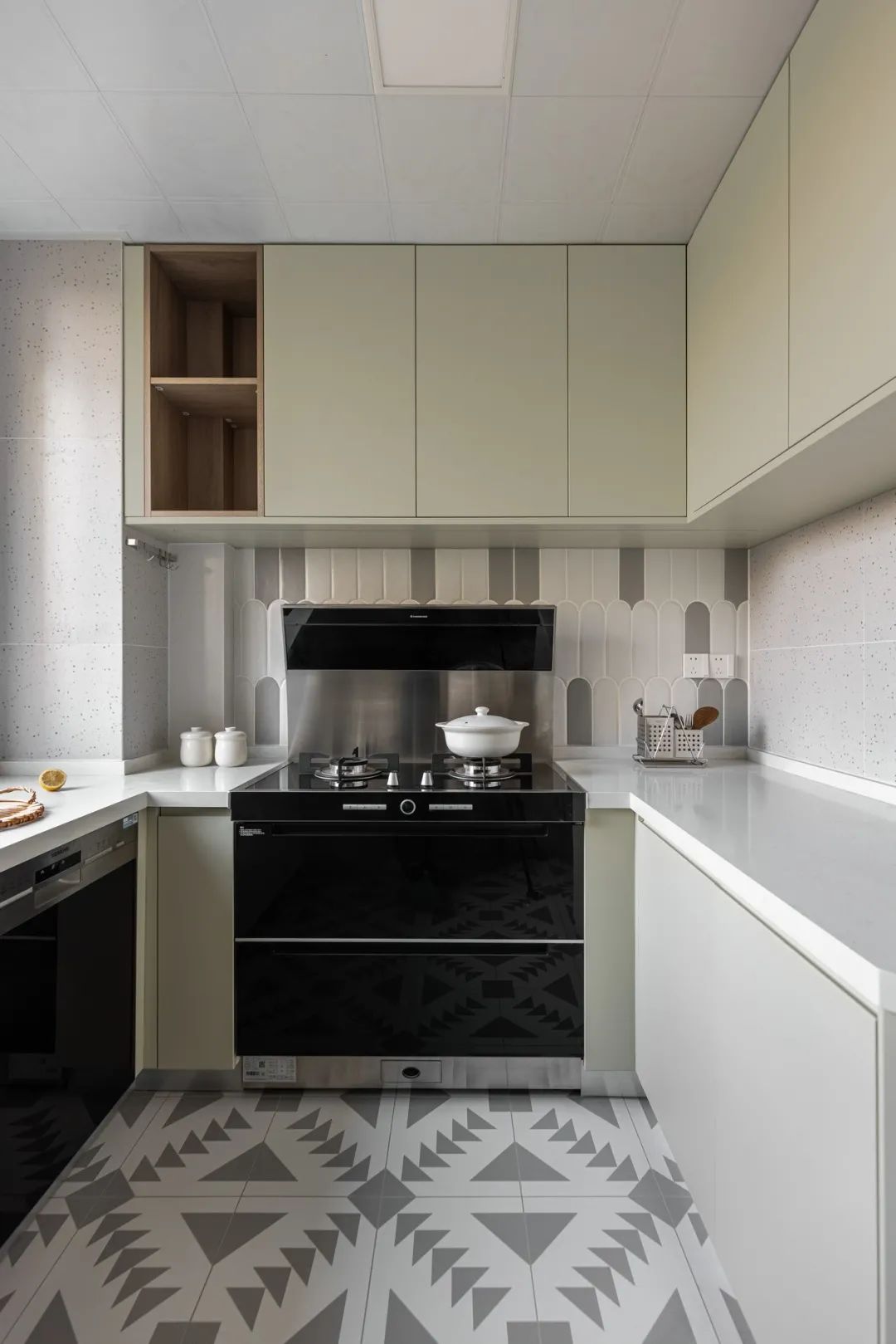 空间局促？布局鸡肋？107m²老破小变森系原木屋，他家盘活了