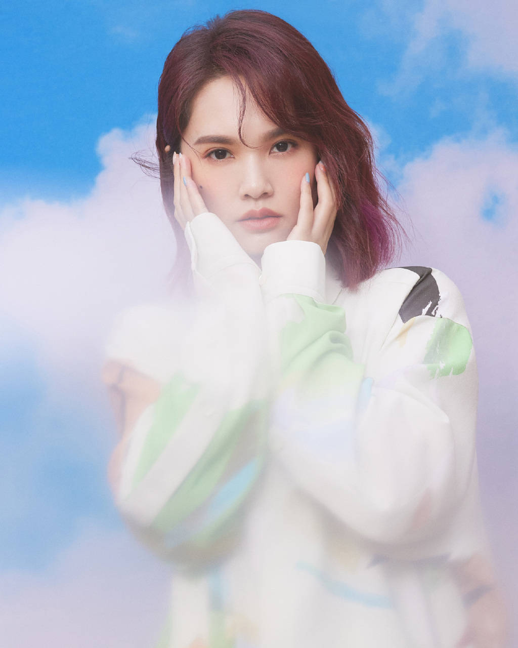 杨丞琳朦胧云上写真曝光 着拼色长衬衫仙气飘逸