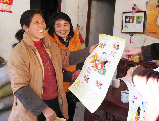 31岁不幸丧夫，做挑夫17年养育三个子女，龙凤胎同年考入重点大学