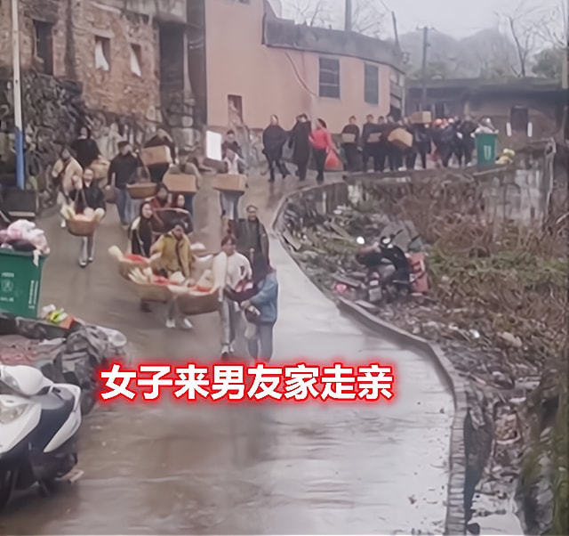 贵州女子捧花上男友家订婚，亲友挑着丰厚礼品随行：男方没要彩礼