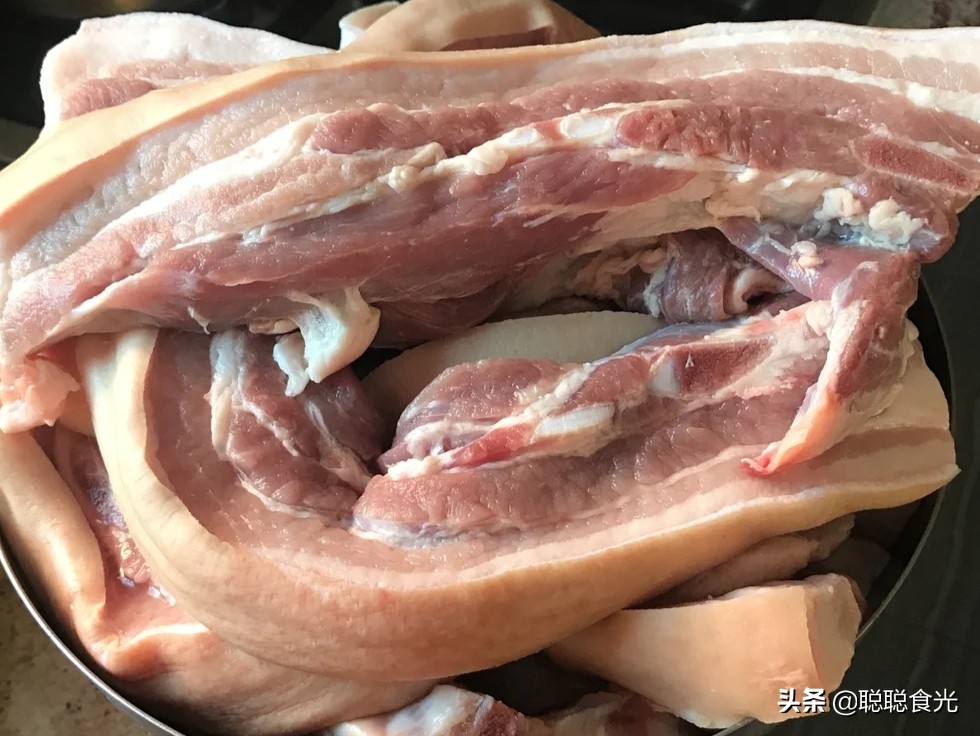 腌腊肉时，放多少盐才对？记住正确比例，不发霉不变臭，越放越香