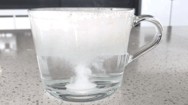 烧水壶有“黄垢”，烧水慢还不健康，教你几个小妙招，水垢哗哗掉