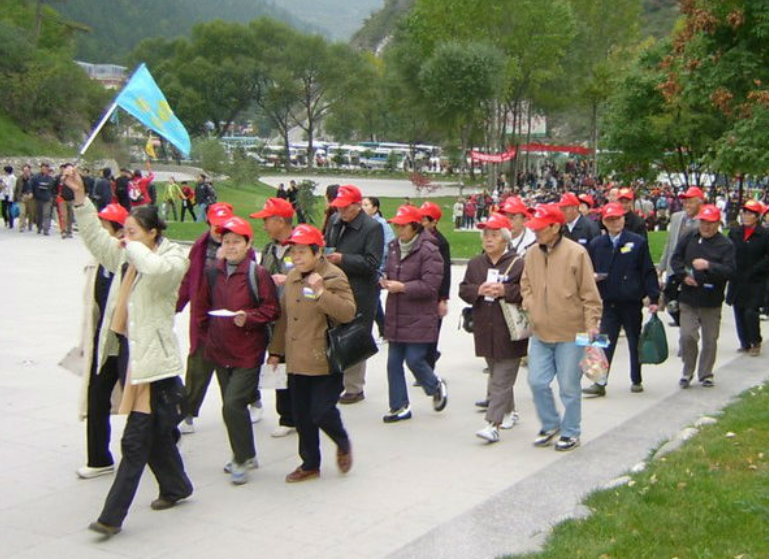旅游跟团多少钱(几百块的老年旅行团) - 悦闻天下