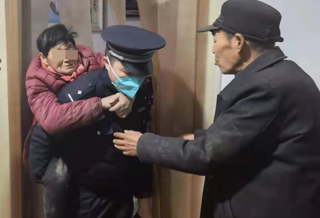 西安临潼：阿尔兹海默症老人外出采购迷路民警背其回家