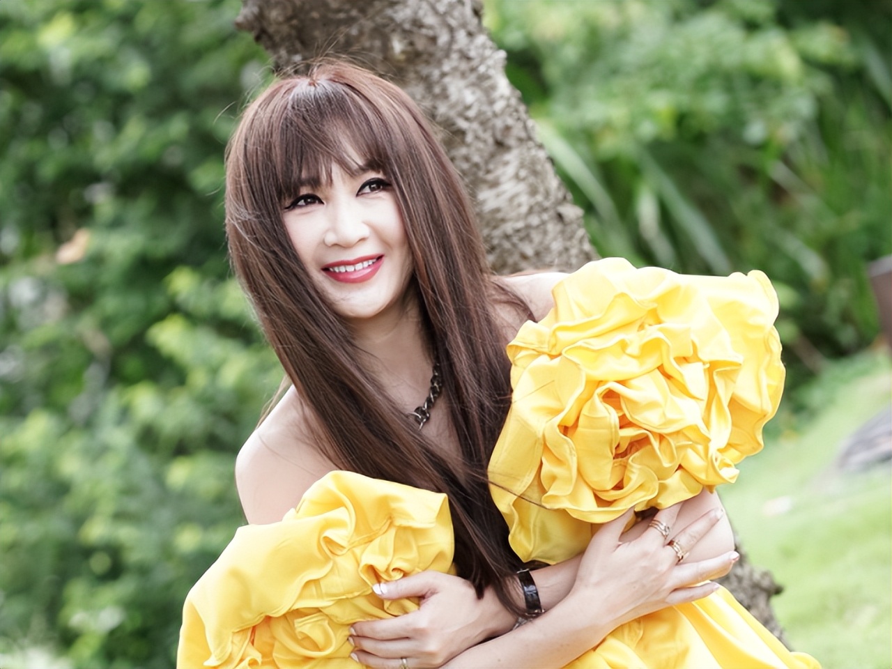 55岁温碧霞近况曝光，穿粉色短裙少女感十足，面色红润状态好