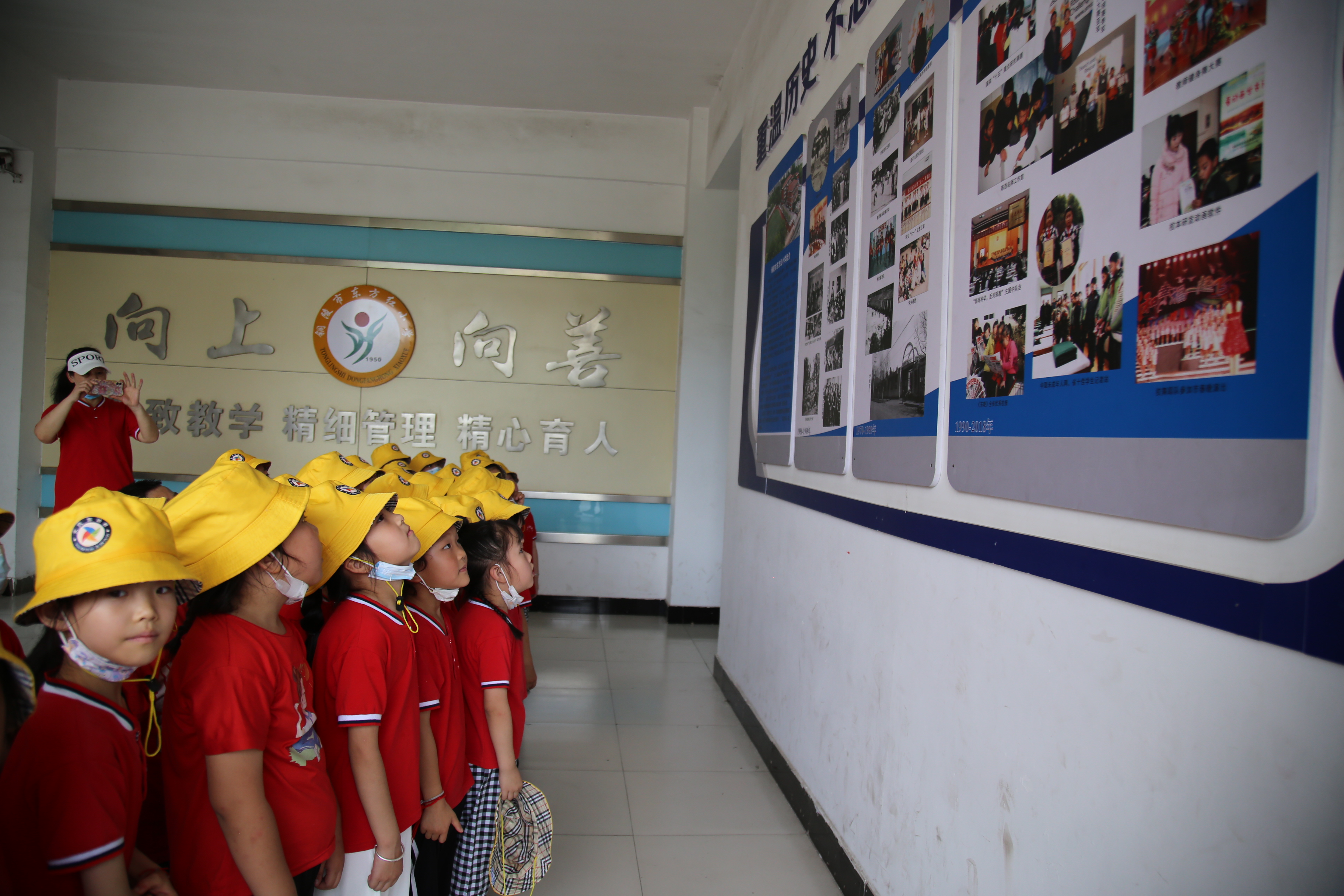 幼儿园孩子进东方红小学 体验小学生活