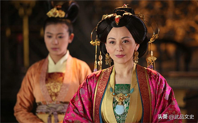 俗语：“窗户再大不是门，女人再强不是人”，看似骂人，实则夸人