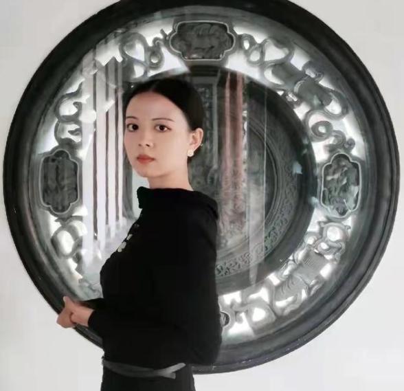 安徽一名美术老师走红了，眉目如画，如同古典美女，绘画水平不低