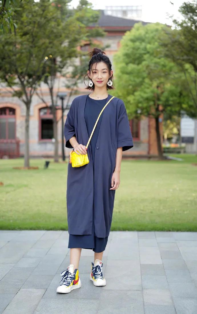 看街拍 学穿搭:8组黄色包包夏日穿搭示范