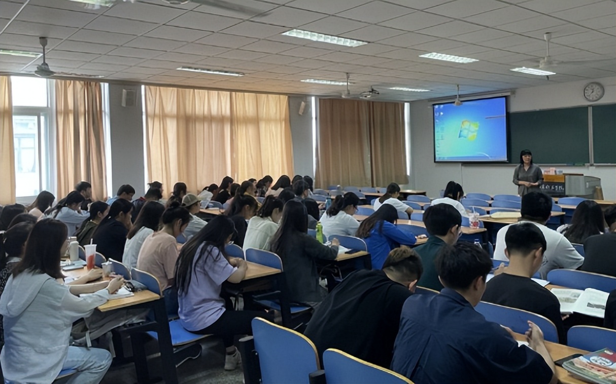 容易“毕业即失业”的3大专业，报考人数饱和，就业前景不乐观