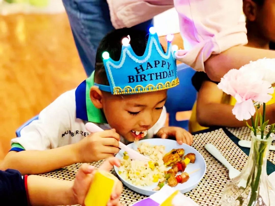 又是大龙虾、又是鲍鱼，被幼儿园的餐食馋哭了