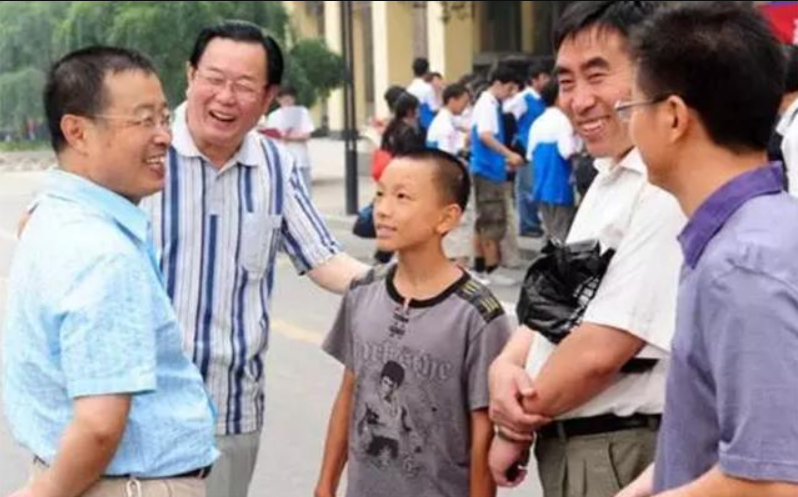 贵州神童13岁考上985，茅台承诺4年花费全包，为何1年后就停了？