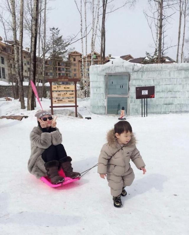 杜江陪霍思燕甜蜜度假后，晒和儿子滑雪照，8岁嗯哼越来越像爸爸