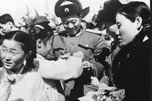 1950�꣬־Ը��սʿ��Ը���������ͳ��ʹ����飬���������Σ�