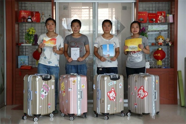 2017年山东农村四胞胎姐妹花同时考上大学，父母给他们买了部手机