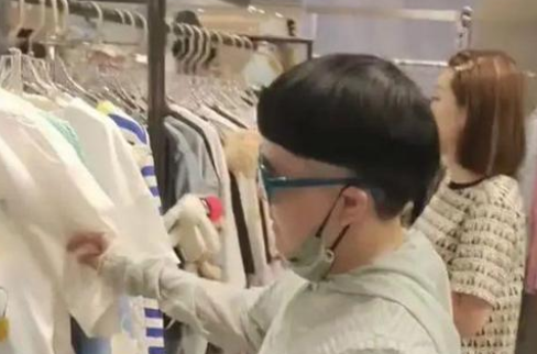 “金龟子”刘纯燕：穿千元拖鞋低调逛商场，网友：一点都没变