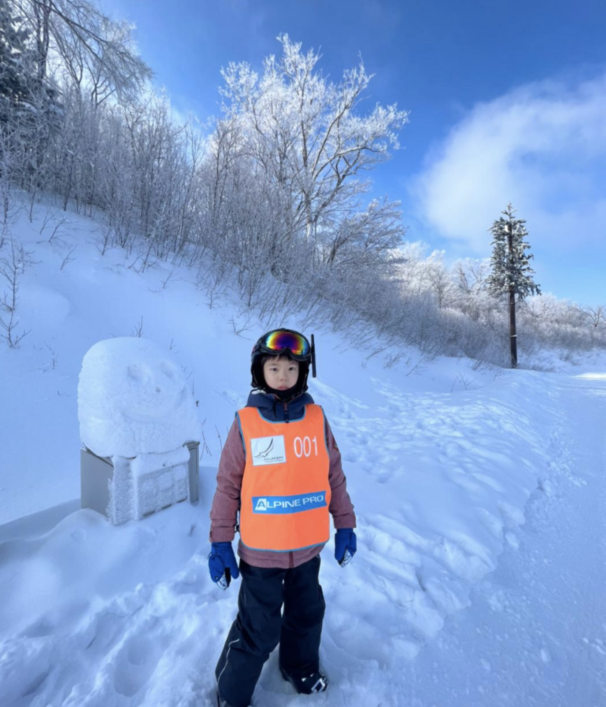 杜江陪霍思燕甜蜜度假后，晒和儿子滑雪照，8岁嗯哼越来越像爸爸