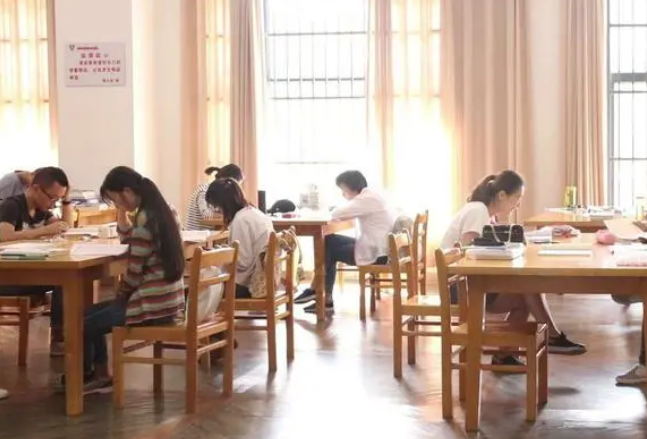 室友们竟在偷偷学习，被惊醒的女大学生很无奈，说好一起躺平呢？