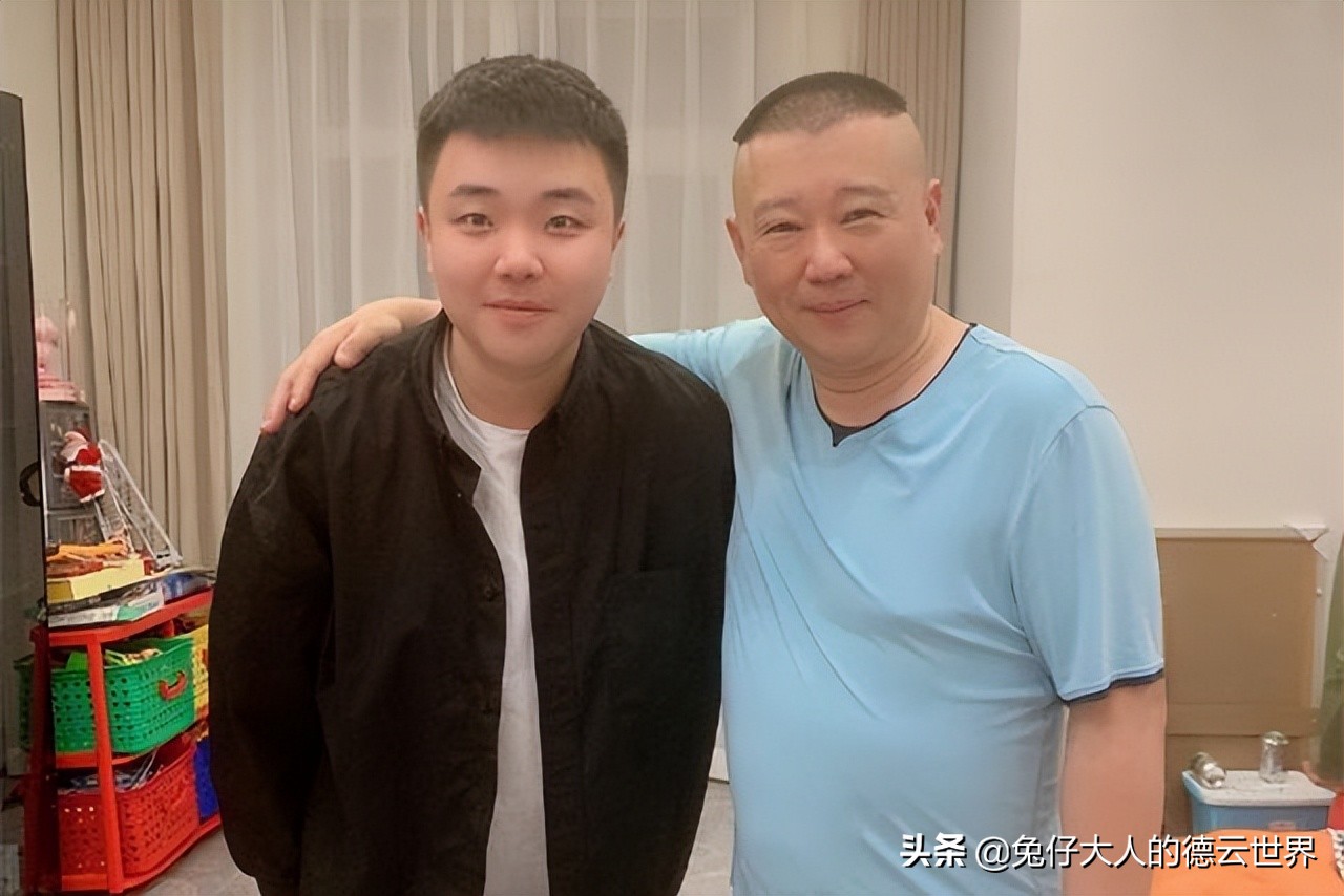 德云社栾云平直播，在线夸赞捧哏巨匠朱鹤松，我很喜欢这小子