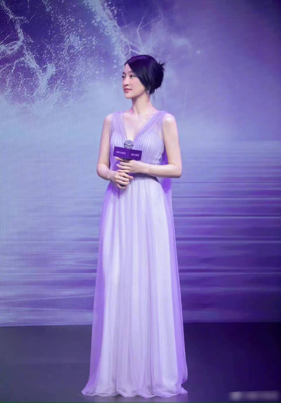 周迅灵动演绎，紫色唯美元素点缀如梦画卷。