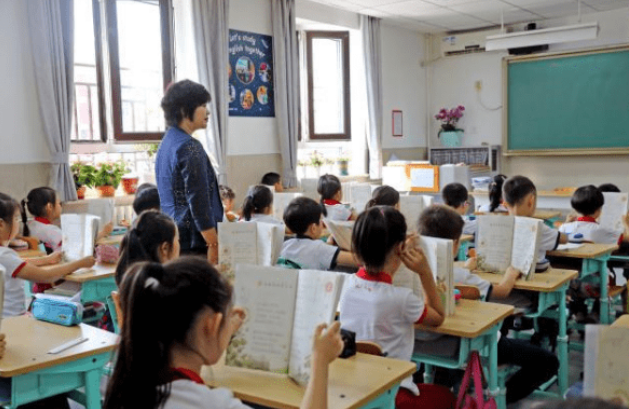 不用参加统考，也能拿教师资格证的师范生，入编的机会反而更大