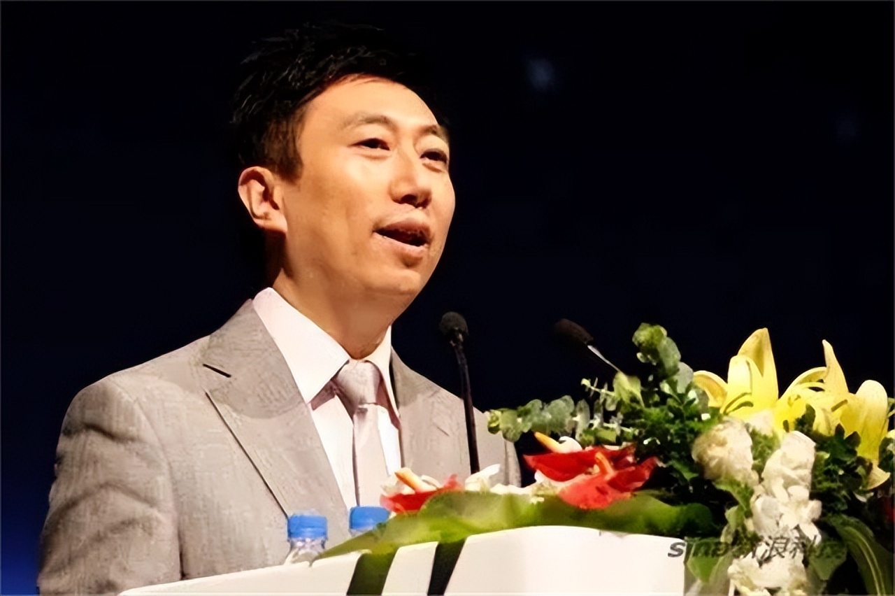 央视主持人陈伟鸿：55岁依然儒雅知性，一儿一女让人很羡慕
