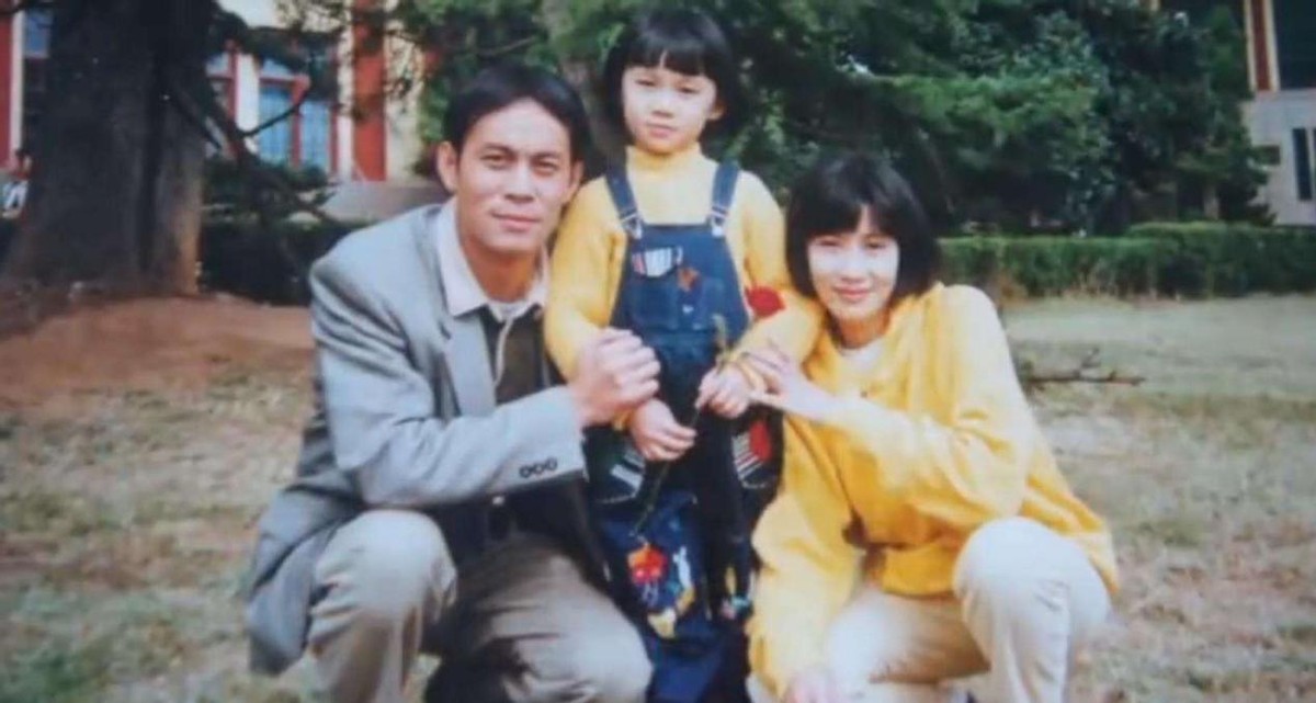 6位娱圈明星夫妻，从校服到婚纱，个个娶初恋，在一起最长40年