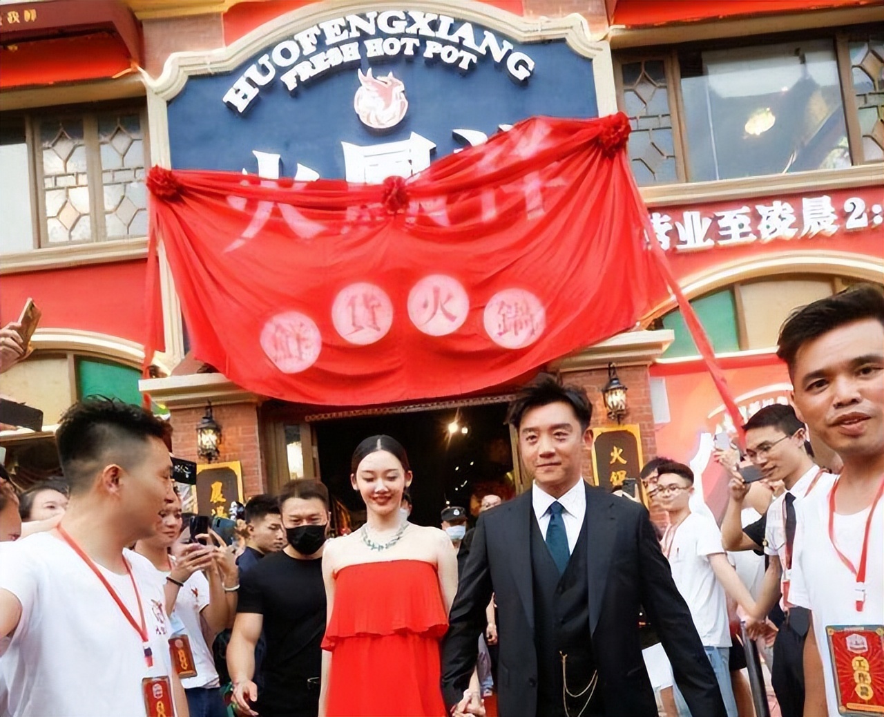 4元成本卖上千，火锅店人均500元，他们坑起粉丝来一点儿都不手软