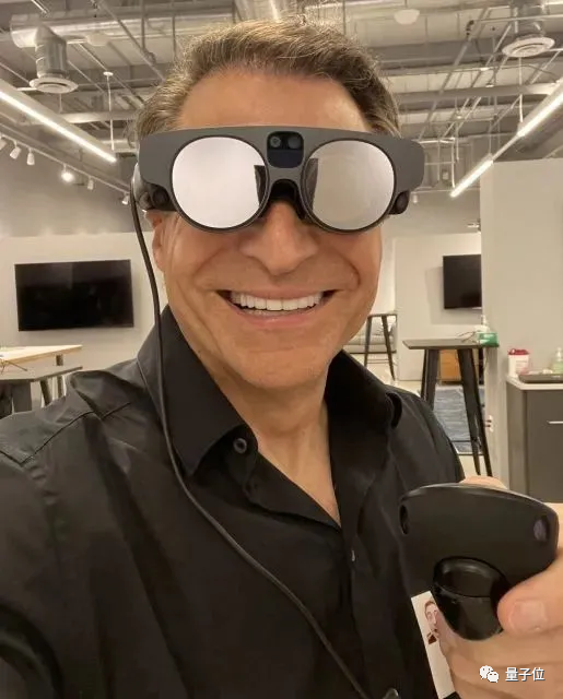 Magic Leap 2實(shí)測(cè)出爐：重量減輕20%，透光低至0.3%讓AR特效更逼真