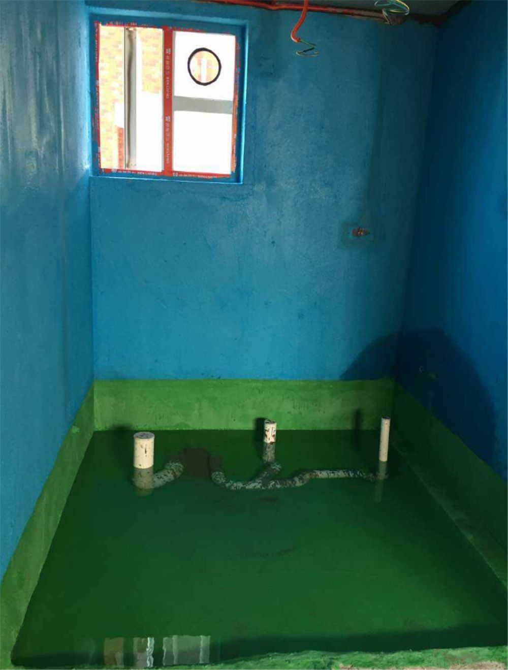 卫生间湿区,也就是淋浴区周围的防水一定要做到1米8以上,才能起到充分