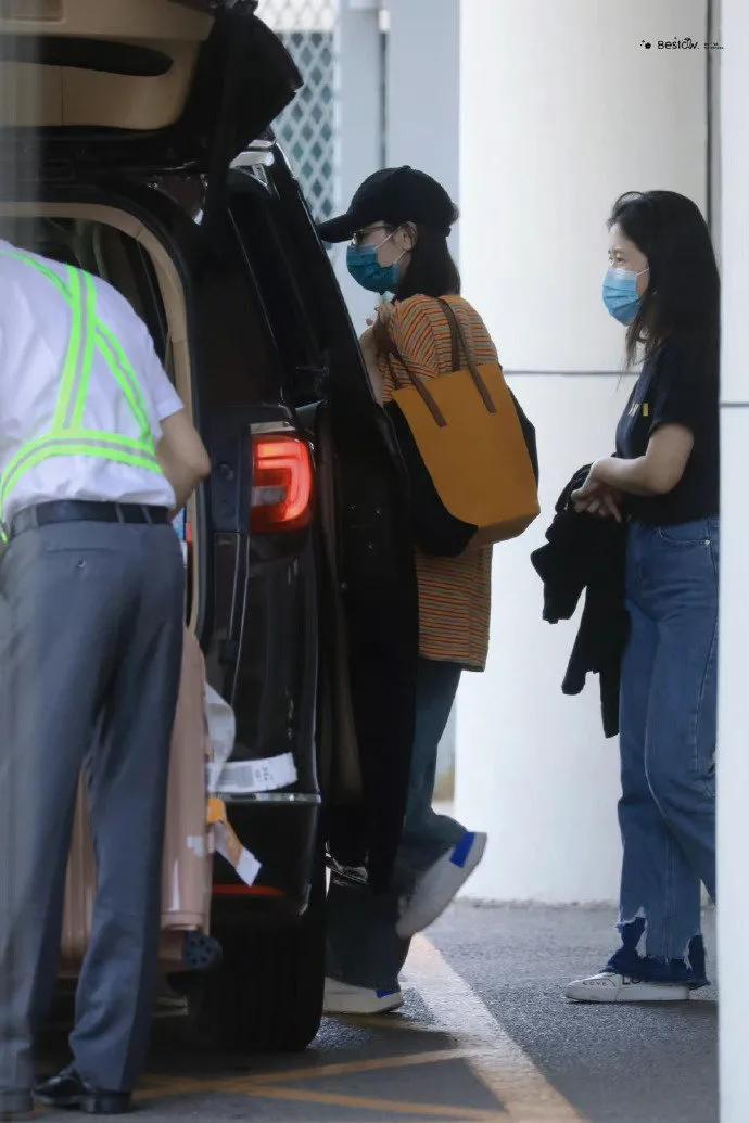 迪丽热巴近日机场私服，简单舒服就很好看。 ​​​