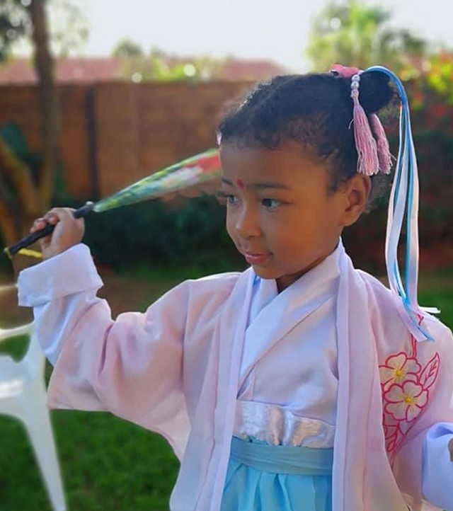 2015年河南女大学生嫁非洲生2娃，老公是皇室后代，丈母娘很满意