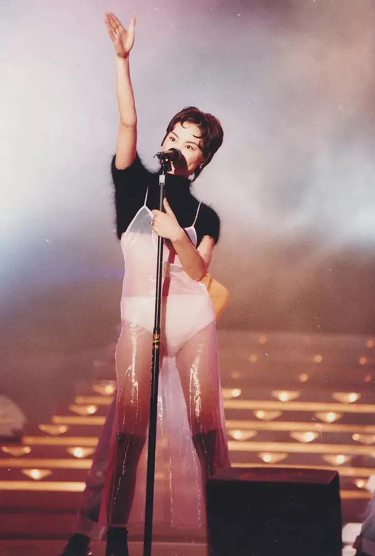 王菲爱过的5个男人，都是“弟弟辈”最小小11岁，她怎能下得了手