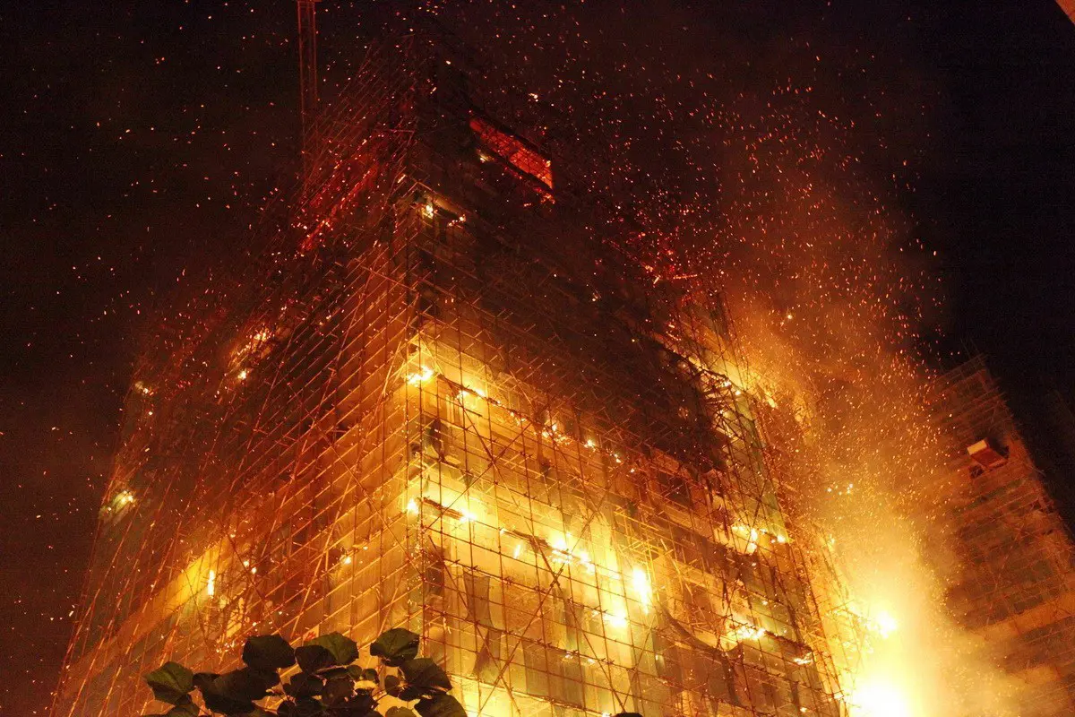 石家庄一高层住宅着火,15楼以上灭火难度大,逃生向上还是向下?