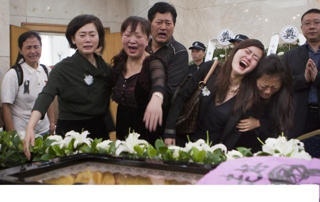 “深圳玫瑰”邢丹葬礼：与老公丛飞合葬，五岁女儿痛哭，千人送别