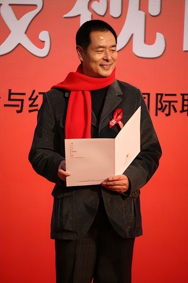 有人选择在娱乐圈硬混，有人选择保家卫国，同是星二代差距还挺大