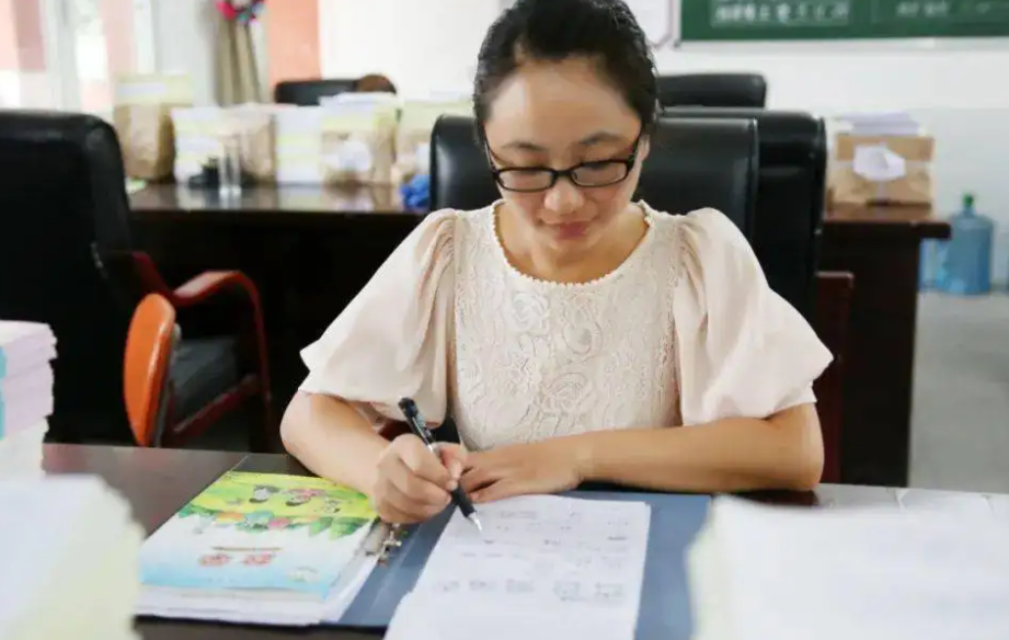 代课教师“喜从天降”，部分地区将实行择优入编，转正的机会来了