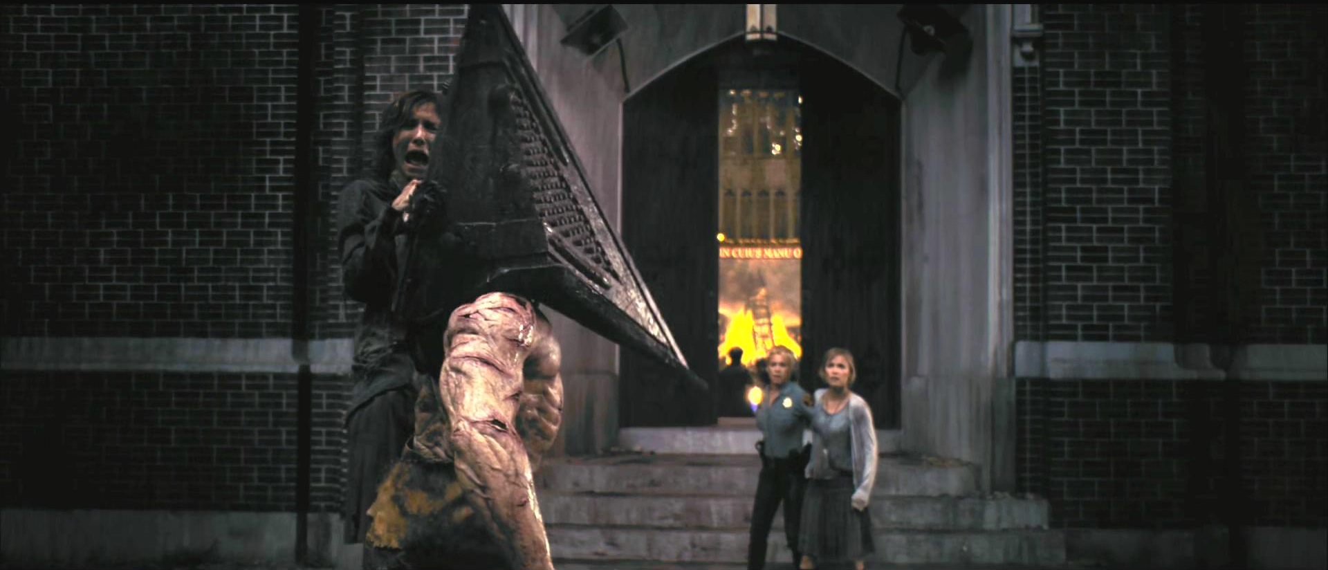 寂静岭的警报再次响起,在逃难到庇护所教堂时,疯女人却告诉罗斯,教堂